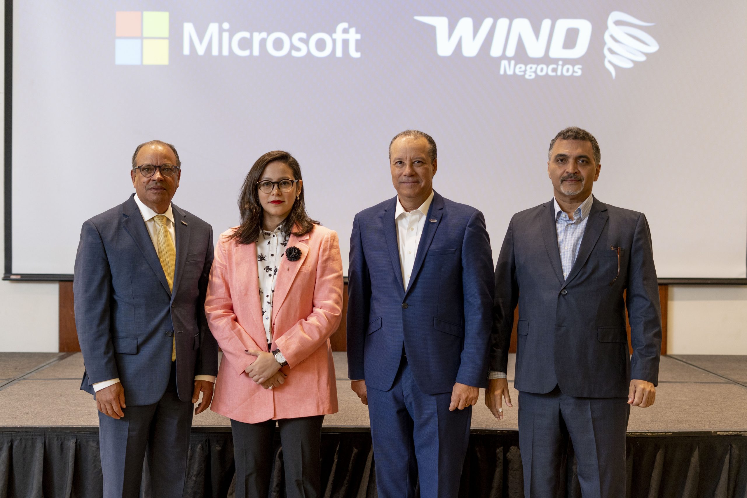José Clase Presidente de Wind, Marlene Diesch Gerente Regional de Nube Microsoft, Damián Báez Vicepresidente Ejecutivo Wind y Osvaldo Flores Director de Mercadeo y Nuevos Negocios Wind.
